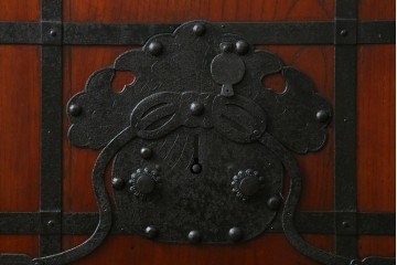 アンティーク建具　最高級　重厚感のある金具が魅力的な格子蔵戸　(R-081030)