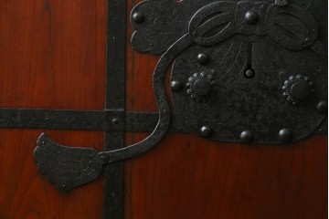 アンティーク建具　最高級　重厚感のある金具が魅力的な格子蔵戸　(R-081030)