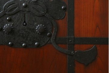 アンティーク建具　最高級　重厚感のある金具が魅力的な格子蔵戸　(R-081030)