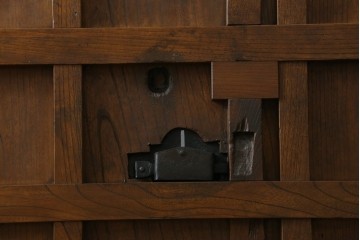 アンティーク建具　最高級　重厚感のある金具が魅力的な格子蔵戸　(R-081030)