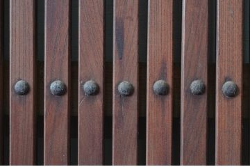 アンティーク建具　総欅(ケヤキ)材　上品さと重厚感を兼ね備えた富山蔵戸1枚(格子蔵戸、玄関戸、玄関ドア、引き戸)(R-081031)