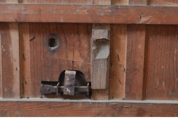 アンティーク建具　総欅(ケヤキ)材　上品さと重厚感を兼ね備えた富山蔵戸1枚(格子蔵戸、玄関戸、玄関ドア、引き戸)(R-081031)