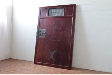 アンティーク建具　希少デザイン　上手物!　総欅材(ケヤキ)　鉄格子の小窓付きの重厚感あふれる蔵戸1枚(玄関戸、引き戸)(R-081035)