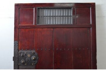 アンティーク建具　希少デザイン　上手物!　総欅材(ケヤキ)　鉄格子の小窓付きの重厚感あふれる蔵戸1枚(玄関戸、引き戸)(R-081035)
