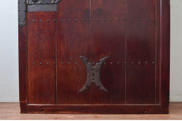 アンティーク建具　希少デザイン　上手物!　総欅材(ケヤキ)　鉄格子の小窓付きの重厚感あふれる蔵戸1枚(玄関戸、引き戸)(R-081035)