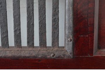 アンティーク建具　希少デザイン　上手物!　総欅材(ケヤキ)　鉄格子の小窓付きの重厚感あふれる蔵戸1枚(玄関戸、引き戸)(R-081035)