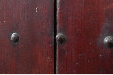 アンティーク建具　希少デザイン　上手物!　総欅材(ケヤキ)　鉄格子の小窓付きの重厚感あふれる蔵戸1枚(玄関戸、引き戸)(R-081035)
