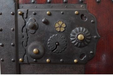 アンティーク建具　希少デザイン　上手物!　総欅材(ケヤキ)　鉄格子の小窓付きの重厚感あふれる蔵戸1枚(玄関戸、引き戸)(R-081035)