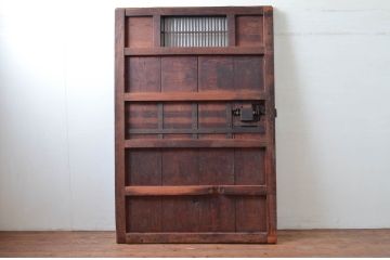 アンティーク建具　希少デザイン　上手物!　総欅材(ケヤキ)　鉄格子の小窓付きの重厚感あふれる蔵戸1枚(玄関戸、引き戸)(R-081035)