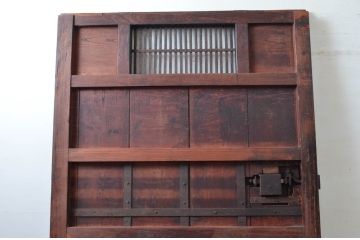 アンティーク建具　希少デザイン　上手物!　総欅材(ケヤキ)　鉄格子の小窓付きの重厚感あふれる蔵戸1枚(玄関戸、引き戸)(R-081035)