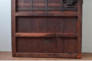 アンティーク建具　希少デザイン　上手物!　総欅材(ケヤキ)　鉄格子の小窓付きの重厚感あふれる蔵戸1枚(玄関戸、引き戸)(R-081035)