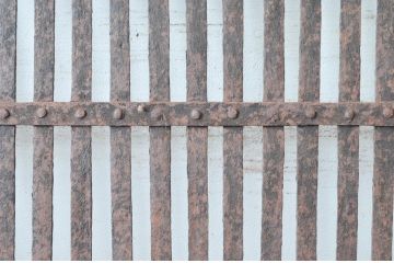 アンティーク建具　希少デザイン　上手物!　総欅材(ケヤキ)　鉄格子の小窓付きの重厚感あふれる蔵戸1枚(玄関戸、引き戸)(R-081035)