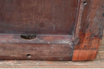 アンティーク建具　希少デザイン　上手物!　総欅材(ケヤキ)　鉄格子の小窓付きの重厚感あふれる蔵戸1枚(玄関戸、引き戸)(R-081035)