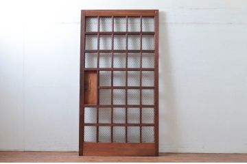アンティーク建具　亀甲金網入りの重厚感あるマスメ格子蔵戸1枚(きつね格子、狐格子、升目格子戸、引き戸、蔵戸、格子戸、マス目、金網戸)(R-081036)