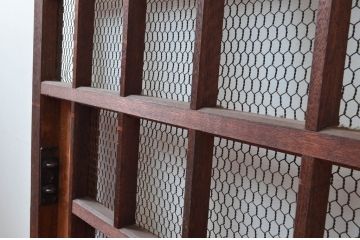 アンティーク建具　亀甲金網入りの重厚感あるマスメ格子蔵戸1枚(きつね格子、狐格子、升目格子戸、引き戸、蔵戸、格子戸、マス目、金網戸)(R-081036)