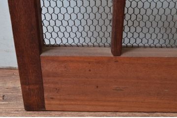 アンティーク建具　亀甲金網入りの重厚感あるマスメ格子蔵戸1枚(きつね格子、狐格子、升目格子戸、引き戸、蔵戸、格子戸、マス目、金網戸)(R-081036)