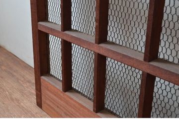 アンティーク建具　亀甲金網入りの重厚感あるマスメ格子蔵戸1枚(きつね格子、狐格子、升目格子戸、引き戸、蔵戸、格子戸、マス目、金網戸)(R-081036)