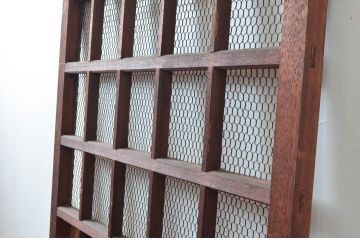 アンティーク建具　亀甲金網入りの重厚感あるマスメ格子蔵戸1枚(きつね格子、狐格子、升目格子戸、引き戸、蔵戸、格子戸、マス目、金網戸)(R-081036)