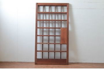 アンティーク建具　亀甲金網入りの重厚感あるマスメ格子蔵戸1枚(きつね格子、狐格子、升目格子戸、引き戸、蔵戸、格子戸、マス目、金網戸)(R-081036)