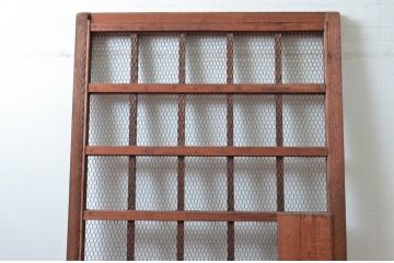 アンティーク建具　亀甲金網入りの重厚感あるマスメ格子蔵戸1枚(きつね格子、狐格子、升目格子戸、引き戸、蔵戸、格子戸、マス目、金網戸)(R-081036)