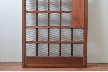 アンティーク建具　亀甲金網入りの重厚感あるマスメ格子蔵戸1枚(きつね格子、狐格子、升目格子戸、引き戸、蔵戸、格子戸、マス目、金網戸)(R-081036)