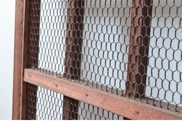 アンティーク建具　亀甲金網入りの重厚感あるマスメ格子蔵戸1枚(きつね格子、狐格子、升目格子戸、引き戸、蔵戸、格子戸、マス目、金網戸)(R-081036)