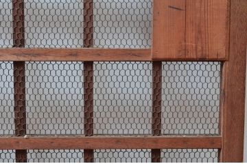 アンティーク建具　亀甲金網入りの重厚感あるマスメ格子蔵戸1枚(きつね格子、狐格子、升目格子戸、引き戸、蔵戸、格子戸、マス目、金網戸)(R-081036)