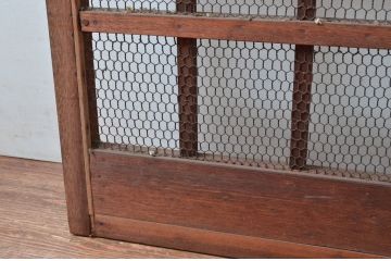 アンティーク建具　亀甲金網入りの重厚感あるマスメ格子蔵戸1枚(きつね格子、狐格子、升目格子戸、引き戸、蔵戸、格子戸、マス目、金網戸)(R-081036)