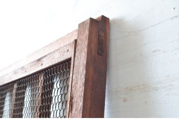 アンティーク建具　亀甲金網入りの重厚感あるマスメ格子蔵戸1枚(きつね格子、狐格子、升目格子戸、引き戸、蔵戸、格子戸、マス目、金網戸)(R-081036)