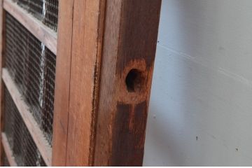 アンティーク建具　亀甲金網入りの重厚感あるマスメ格子蔵戸1枚(きつね格子、狐格子、升目格子戸、引き戸、蔵戸、格子戸、マス目、金網戸)(R-081036)
