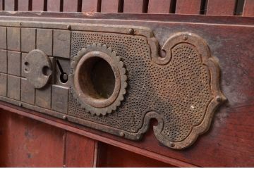 アンティーク建具　上手物!!　北陸産　総欅(ケヤキ)材　古い木味や金具が時代の流れを感じる格子蔵戸1枚(格子戸、引き戸、玄関戸)(R-081037)