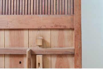 アンティーク建具　上手物!!　北陸産　総欅(ケヤキ)材　古い木味や金具が時代の流れを感じる格子蔵戸1枚(格子戸、引き戸、玄関戸)(R-081037)