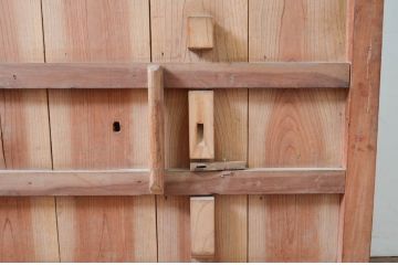 アンティーク建具　上手物!!　北陸産　総欅(ケヤキ)材　古い木味や金具が時代の流れを感じる格子蔵戸1枚(格子戸、引き戸、玄関戸)(R-081037)