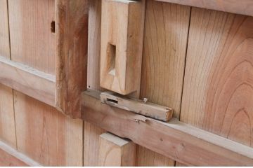 アンティーク建具　上手物!!　北陸産　総欅(ケヤキ)材　古い木味や金具が時代の流れを感じる格子蔵戸1枚(格子戸、引き戸、玄関戸)(R-081037)