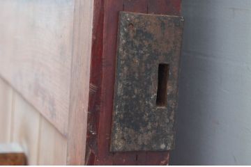 アンティーク建具　上手物!!　北陸産　総欅(ケヤキ)材　古い木味や金具が時代の流れを感じる格子蔵戸1枚(格子戸、引き戸、玄関戸)(R-081037)