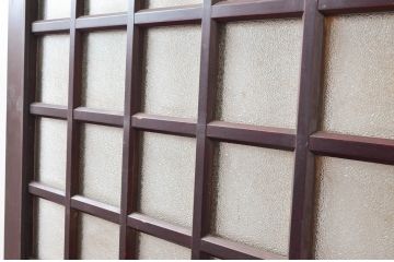 アンティーク建具　上手物!!　漆塗り　細かなマス目格子のガラス入り蔵戸1枚(升目格子、きつね格子、狐格子、格子戸、引き戸、ガラス戸)(R-081038)