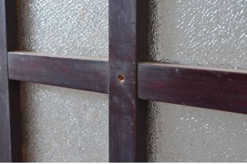 アンティーク建具　上手物!!　漆塗り　細かなマス目格子のガラス入り蔵戸1枚(升目格子、きつね格子、狐格子、格子戸、引き戸、ガラス戸)(R-081038)