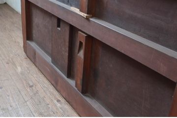 アンティーク建具　上手物!!　漆塗り　細かなマス目格子のガラス入り蔵戸1枚(升目格子、きつね格子、狐格子、格子戸、引き戸、ガラス戸)(R-081038)