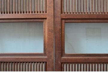 アンティーク建具　裏障子付き　どこか懐かしい雰囲気を感じるレトロな格子戸3枚セット(引き戸、障子戸)(R-081039)