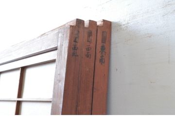 アンティーク建具　裏障子付き　どこか懐かしい雰囲気を感じるレトロな格子戸3枚セット(引き戸、障子戸)(R-081039)