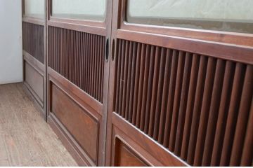 アンティーク建具　最高級!!　上手物!!　腰板欅(ケヤキ)材　上質な和の空間を演出する凝った作りの格子戸4枚セット(障子戸、引き戸)(R-081040)