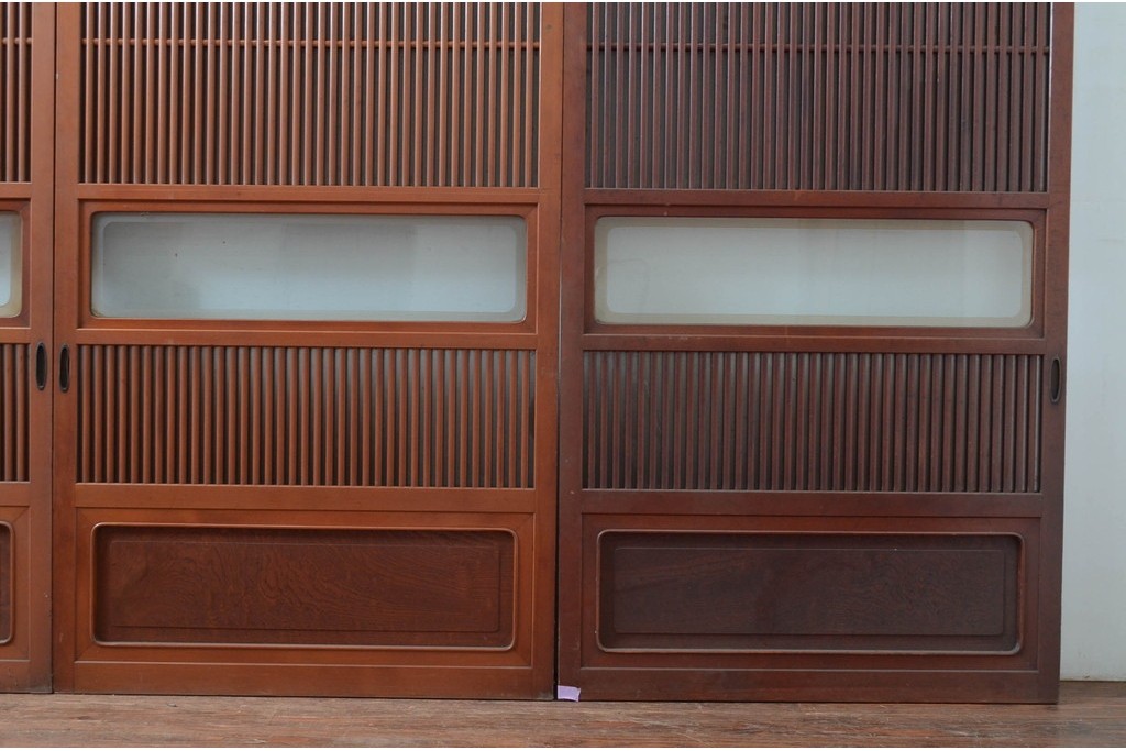 アンティーク建具　激レア!!　希少　特注品　腰板欅(ケヤキ)材　玉杢　両面格子仕上げが見事な最高級のガラス入り格子戸4枚セット　(R-081041)