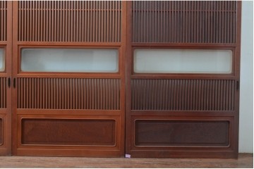 アンティーク建具　激レア!!　希少　特注品　腰板欅(ケヤキ)材　玉杢　両面格子仕上げが見事な最高級のガラス入り格子戸4枚セット　(R-081041)
