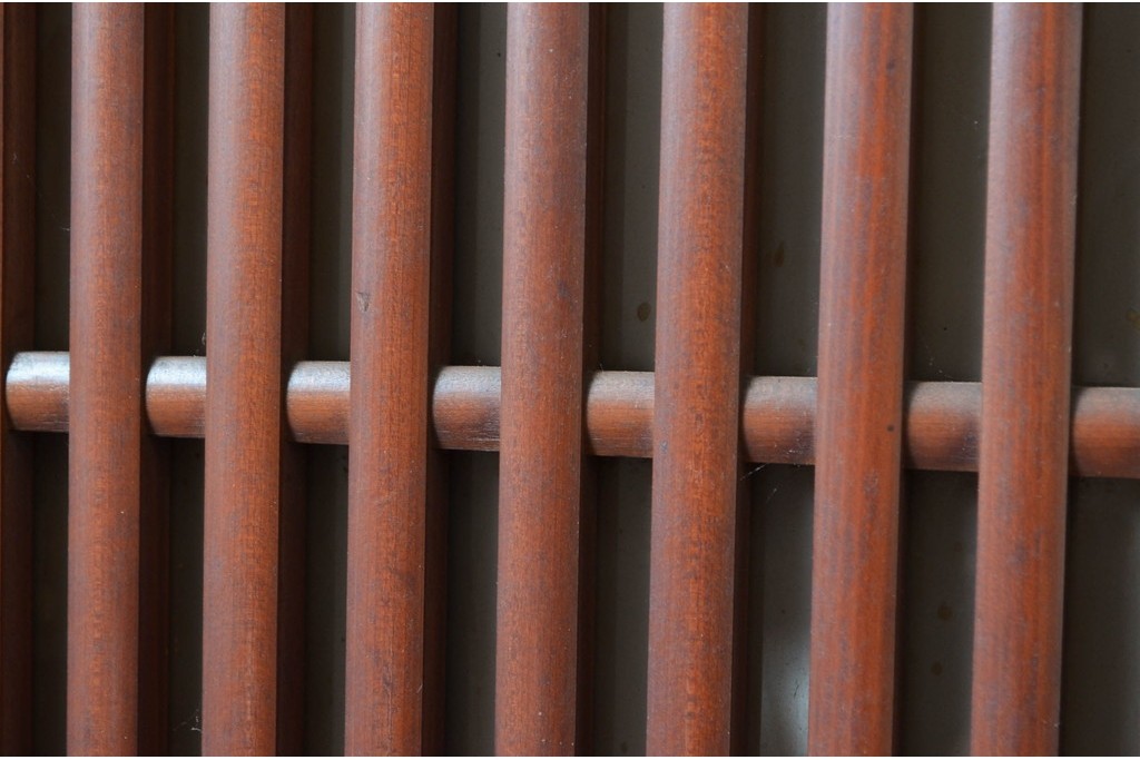 アンティーク建具　激レア!!　希少　特注品　腰板欅(ケヤキ)材　玉杢　両面格子仕上げが見事な最高級のガラス入り格子戸4枚セット　(R-081041)