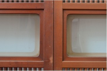 アンティーク建具　激レア!!　希少　特注品　腰板欅(ケヤキ)材　玉杢　両面格子仕上げが見事な最高級のガラス入り格子戸4枚セット　(R-081041)