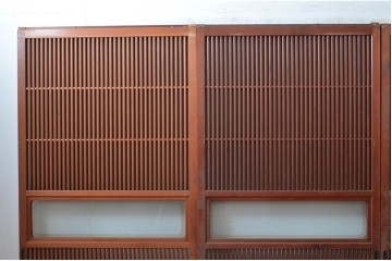 アンティーク建具　激レア!!　希少　特注品　腰板欅(ケヤキ)材　玉杢　両面格子仕上げが見事な最高級のガラス入り格子戸4枚セット　(R-081041)