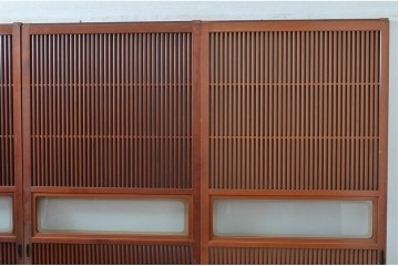 アンティーク建具　激レア!!　希少　特注品　腰板欅(ケヤキ)材　玉杢　両面格子仕上げが見事な最高級のガラス入り格子戸4枚セット　(R-081041)