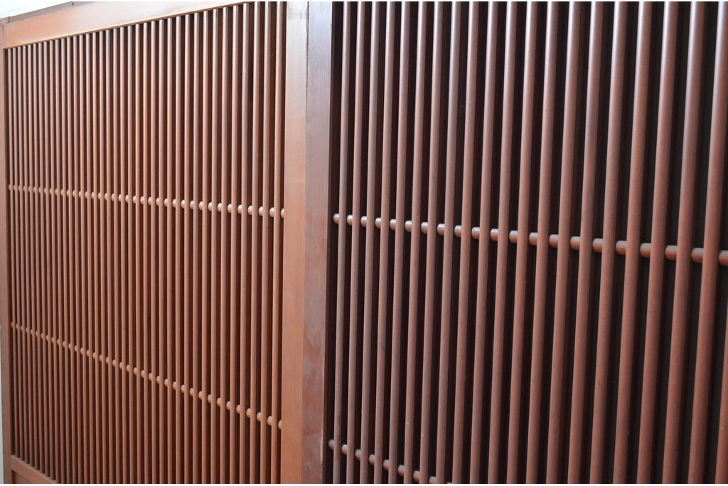 アンティーク建具　激レア!!　希少　特注品　腰板欅(ケヤキ)材　玉杢　両面格子仕上げが見事な最高級のガラス入り格子戸4枚セット　(R-081041)