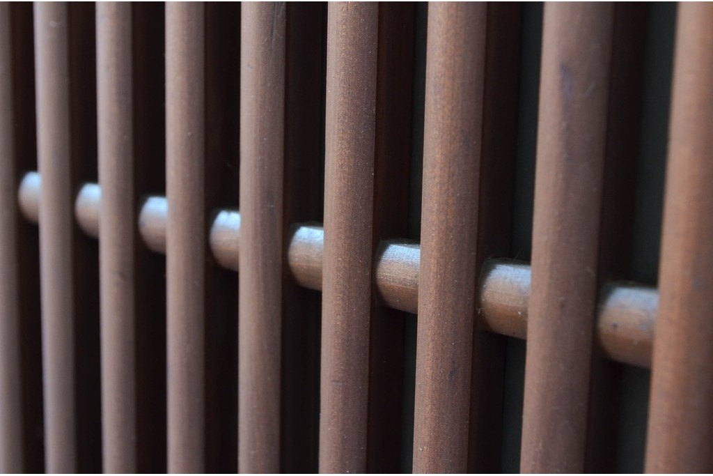 アンティーク建具　激レア!!　希少　特注品　腰板欅(ケヤキ)材　玉杢　両面格子仕上げが見事な最高級のガラス入り格子戸4枚セット　(R-081041)