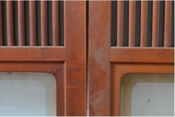 アンティーク建具　激レア!!　希少　特注品　腰板欅(ケヤキ)材　玉杢　両面格子仕上げが見事な最高級のガラス入り格子戸4枚セット　(R-081041)